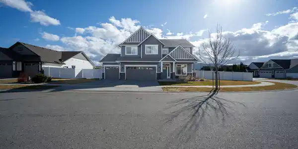 2447 N VIKING LOOP