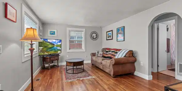 Image 3: 1415EFrontAve-3