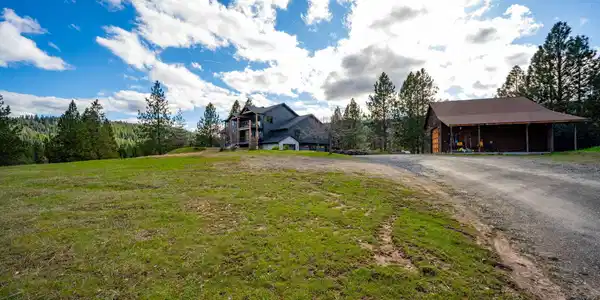 Image 4: 10 Sprawling Acres
