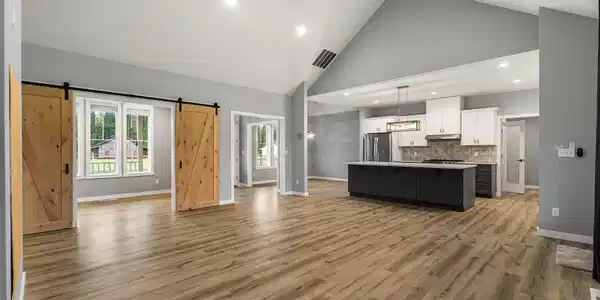 Image 2: Spacious Living Area