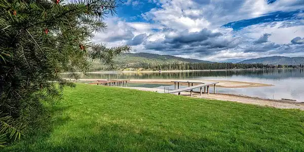Image 3: Riverfront lot with waterview