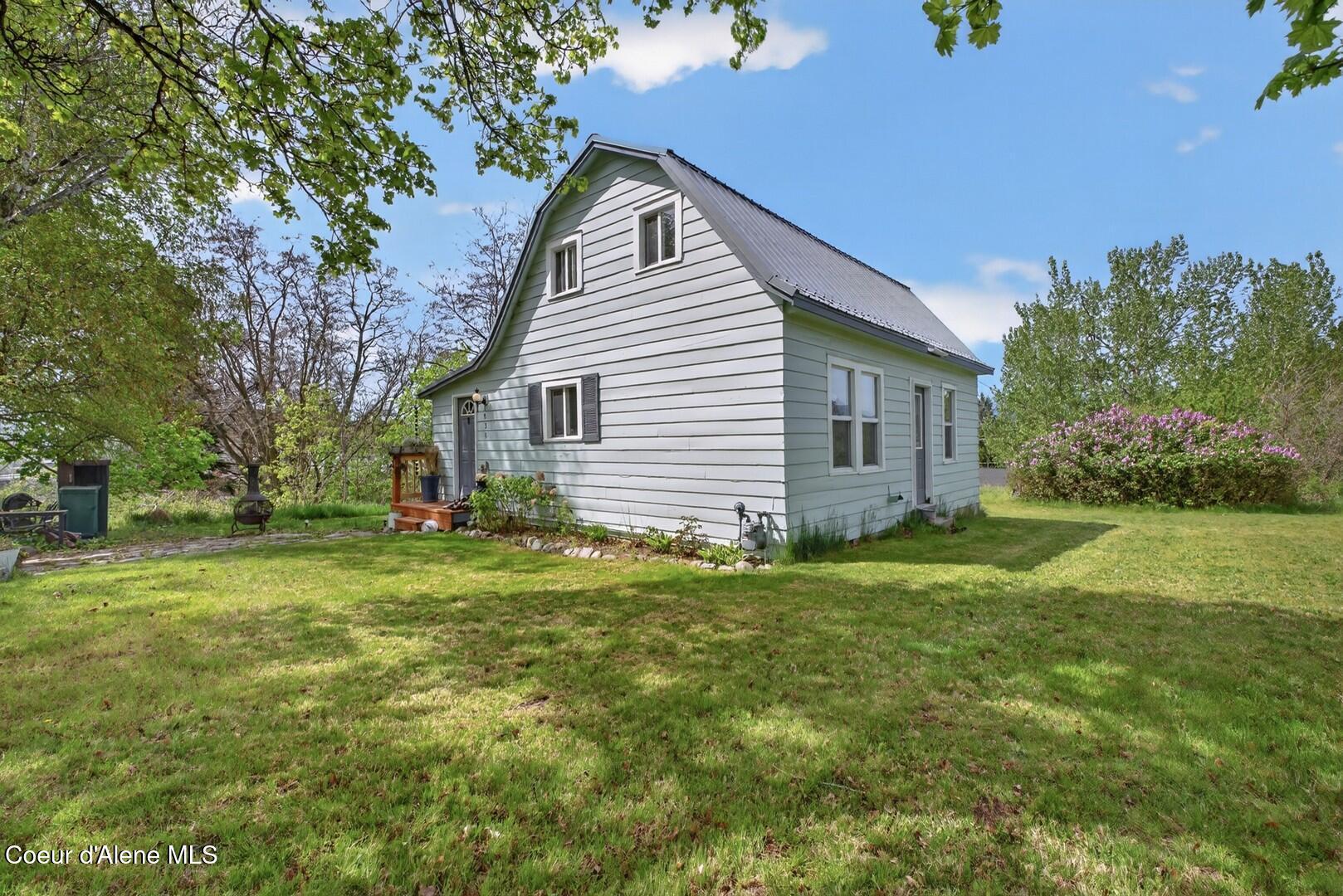 Image 4: 004_exterior_yard_angle