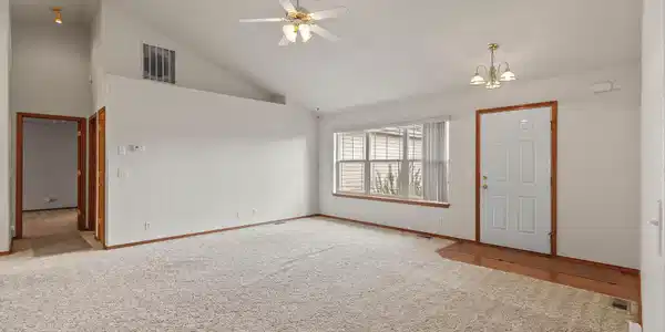 Image 4: Living Room