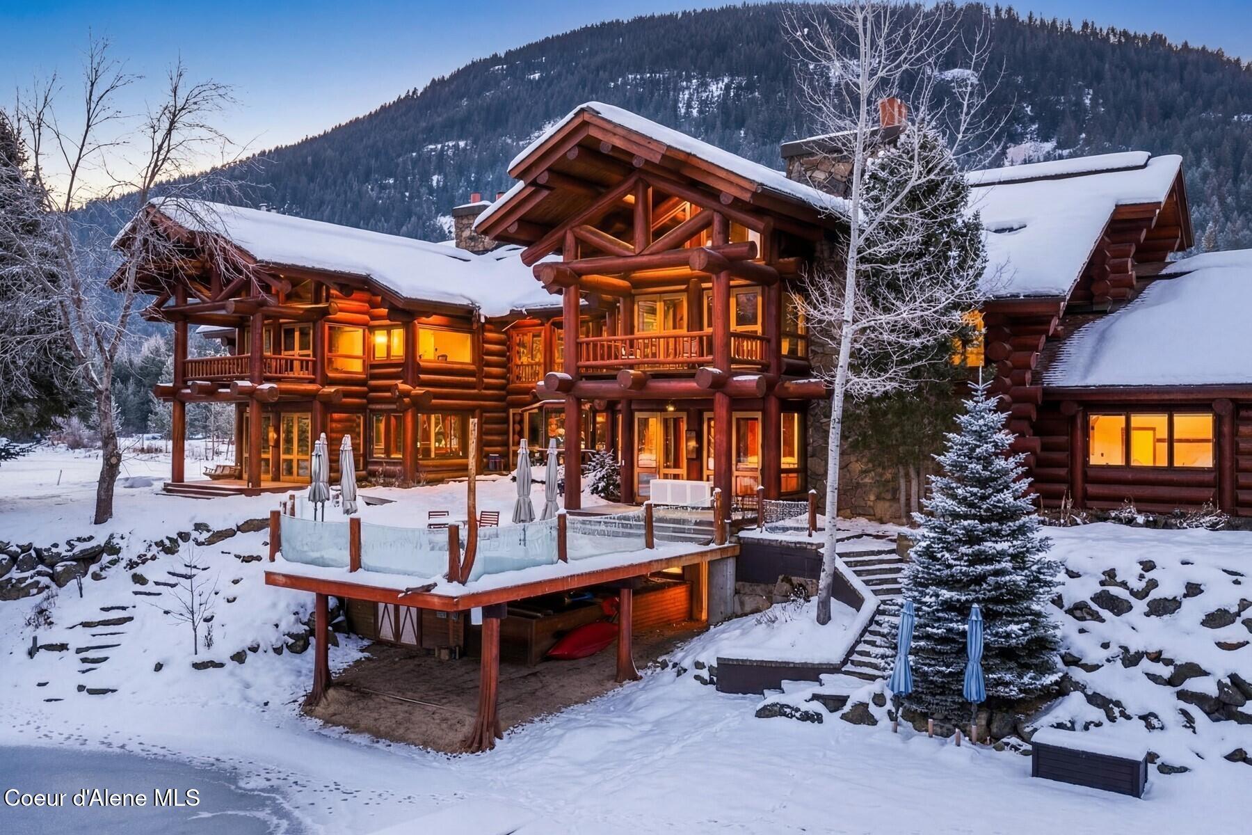 Image 2: Expansive decking and