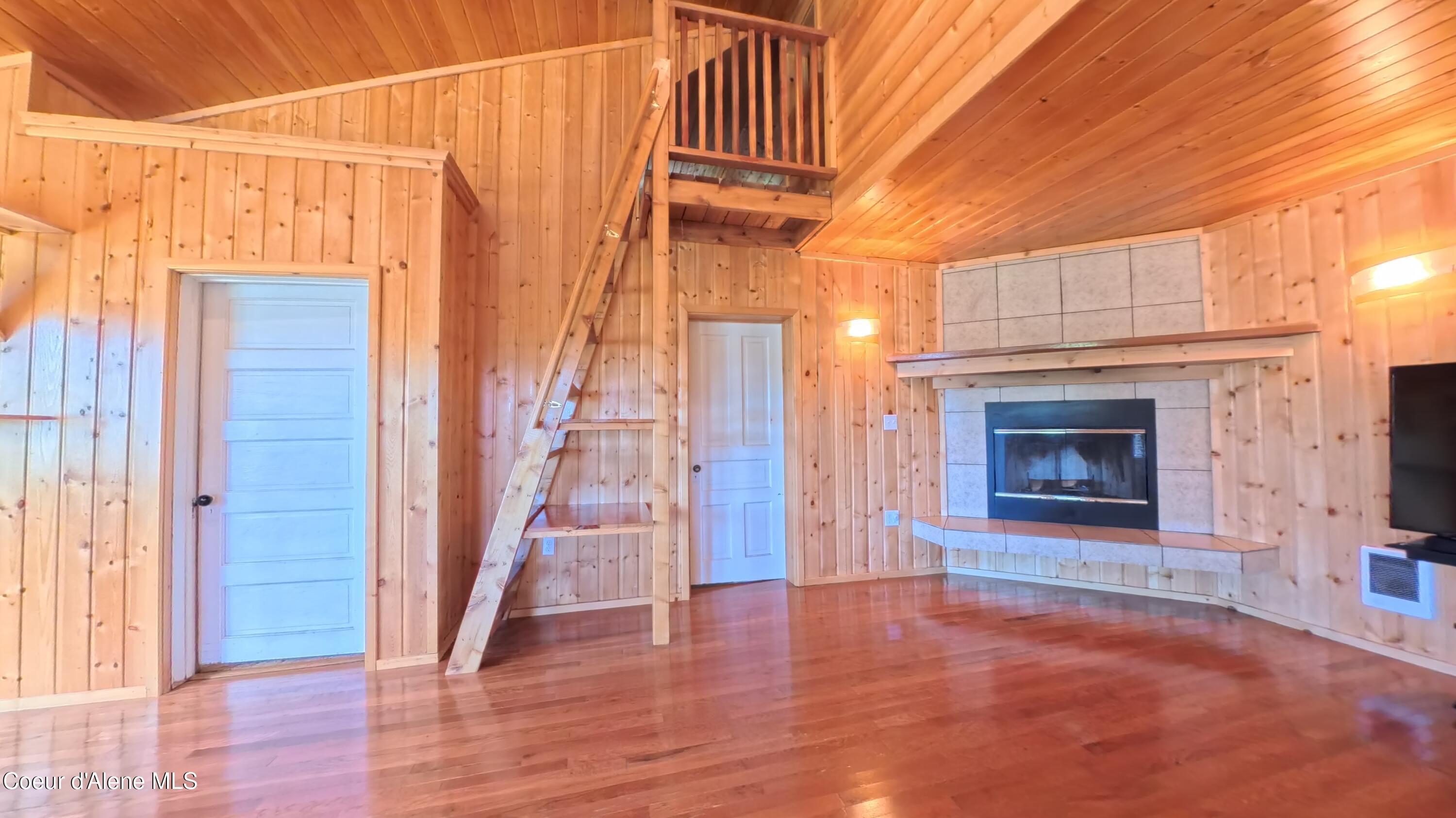Image 2: Living Room