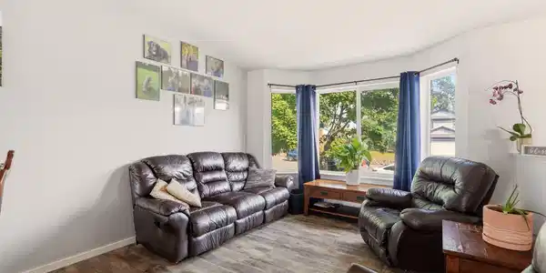 Image 4: Living Area
