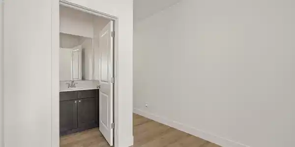 Image 4: Entry