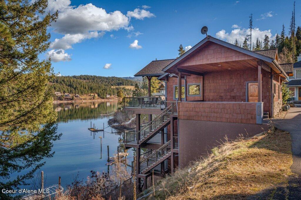 Image 1: Incredible Waterfront Home