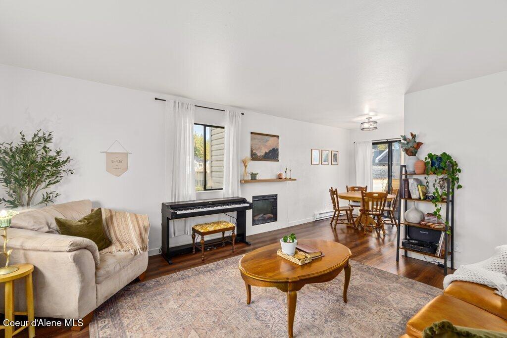 Image 3: Living Room vw 1