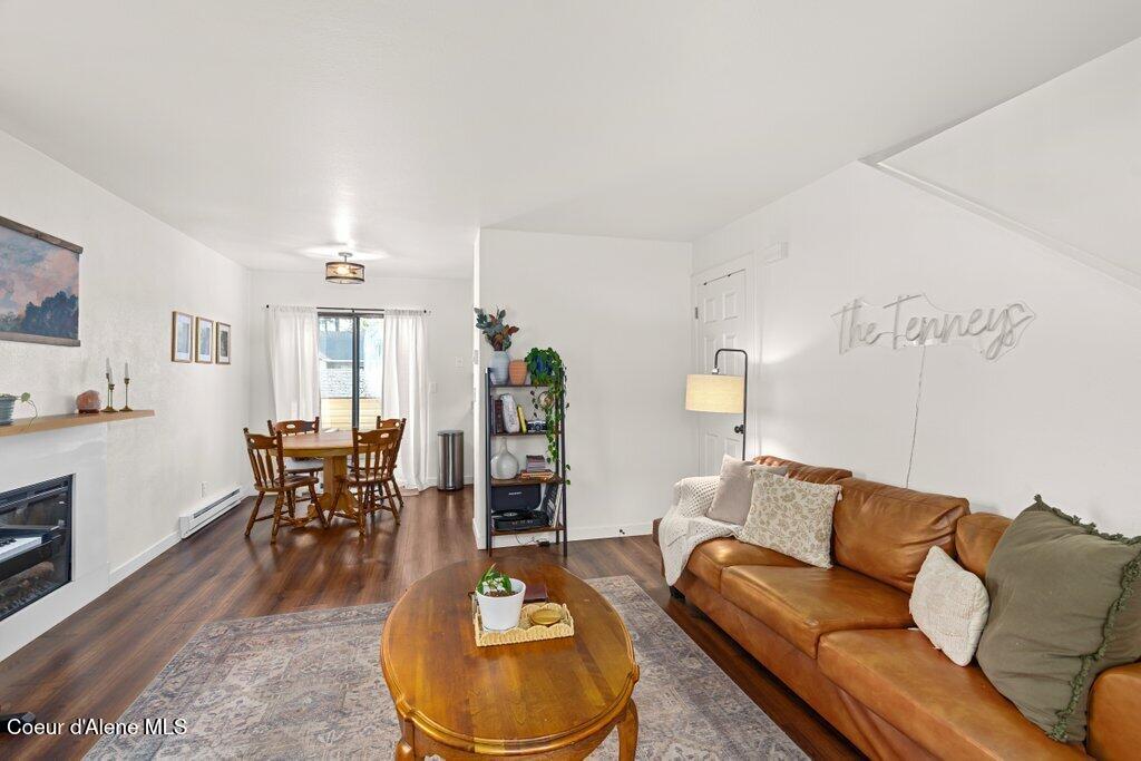 Image 4: Living Room Vw2