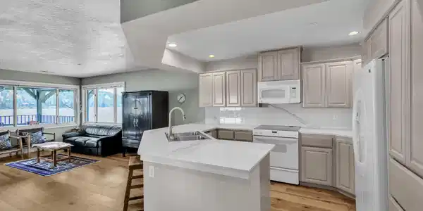 Image 3: 2