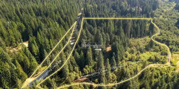 Image 3: 1100+ feet Creek Frontage