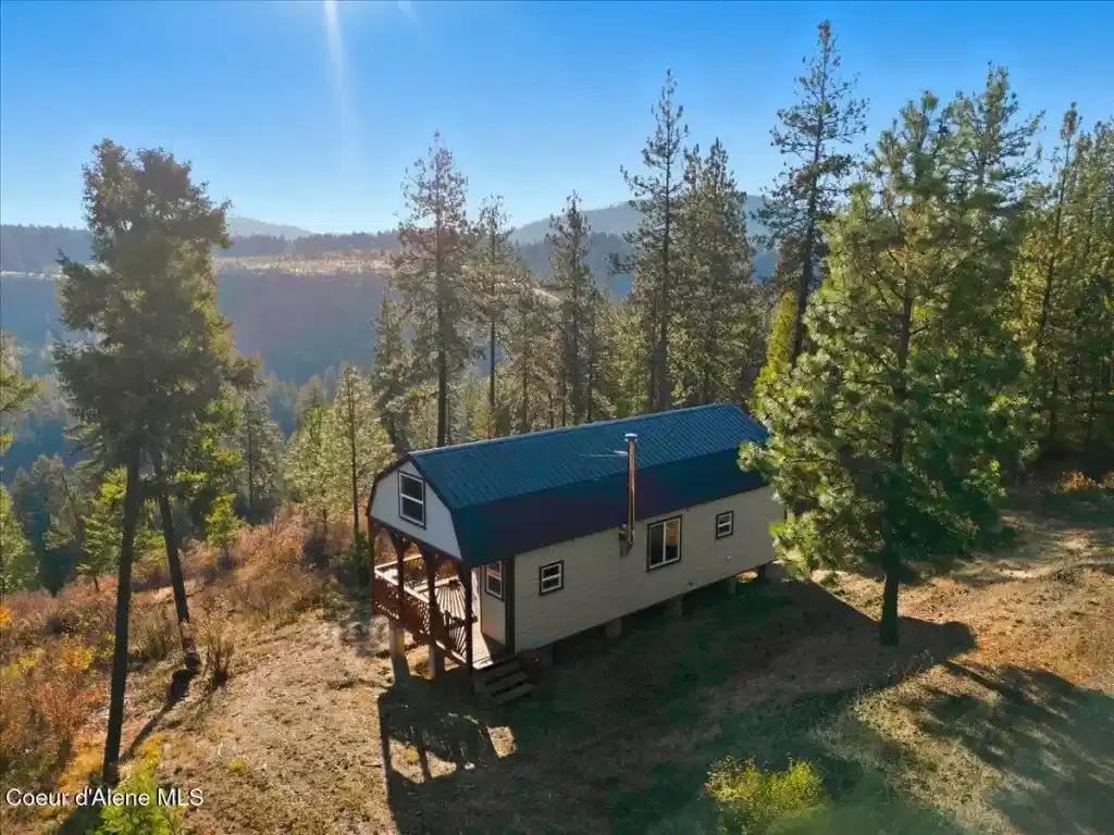 Image 1: 1 cabin