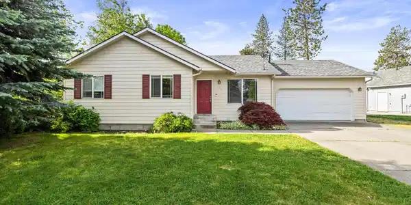 1120 E Glennberry CT