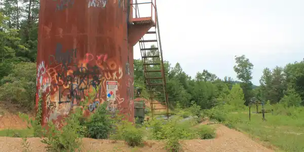 Image 4: Oil Well