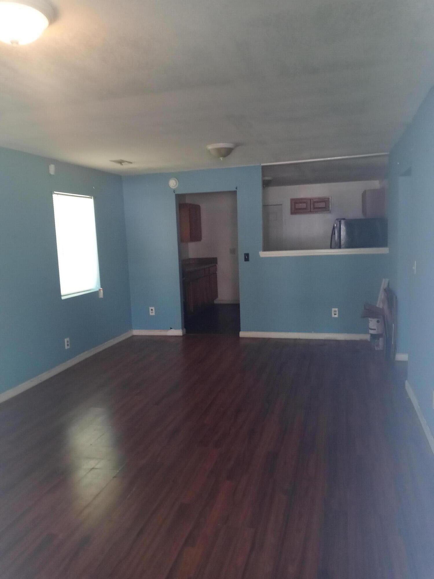 Image 4: Living Room