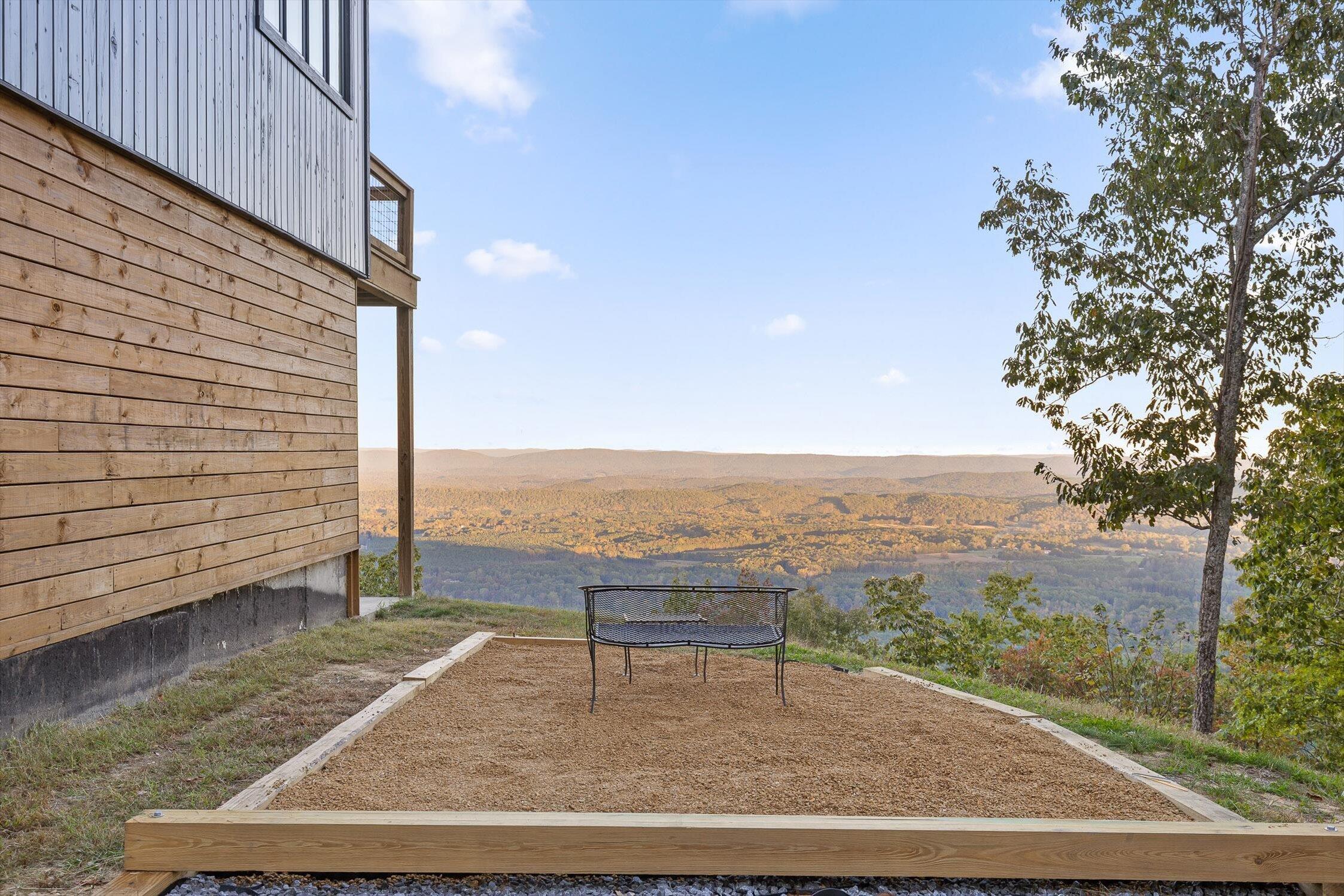 Image 3: 895 Hidden Brow Rd