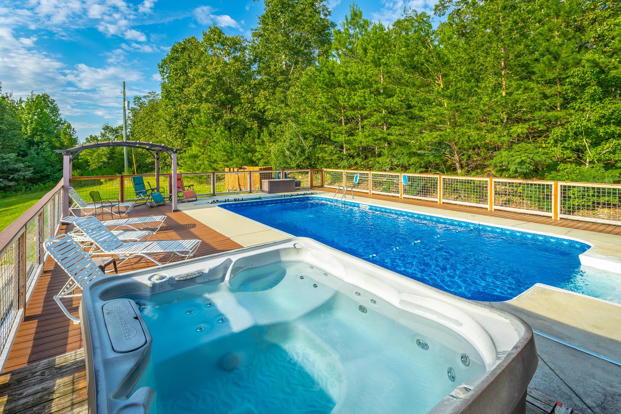 Image 3: Hot tub