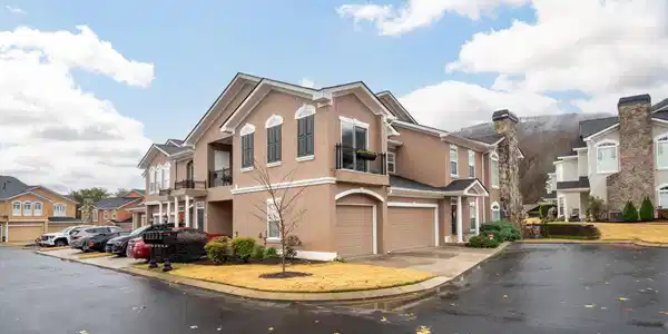 606 Renaissance Court