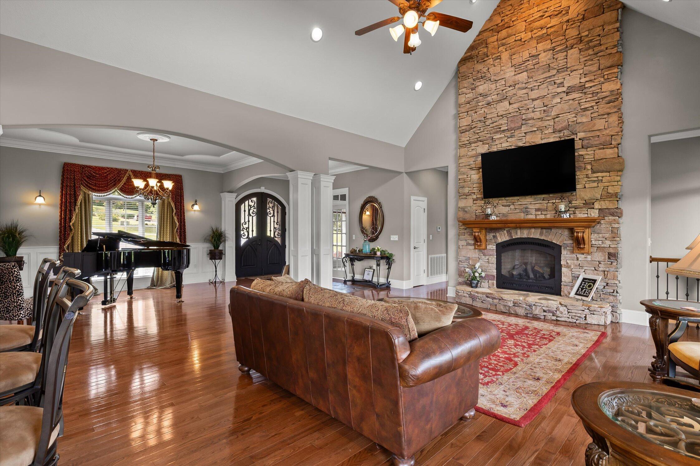 Image 4: 106-554 Castle Dr-62