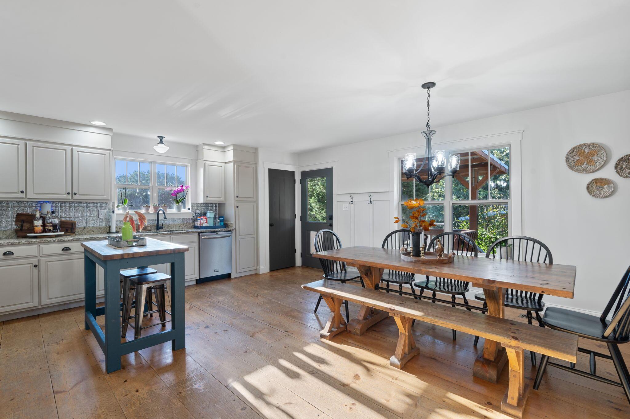 Image 4: 3-web-or-mls-310 Moore Circle-Lauren N-3