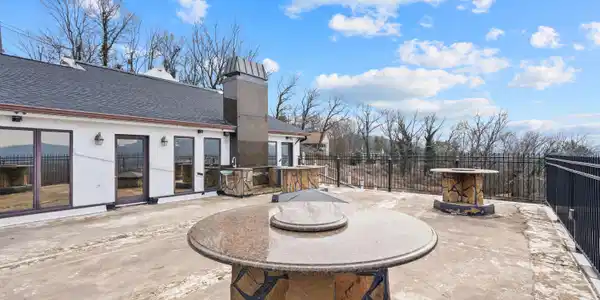 551 W Shadowlawn Drive