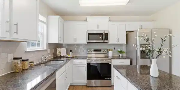 Image 4: Kitchen
