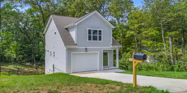 1226 Thomas Lane