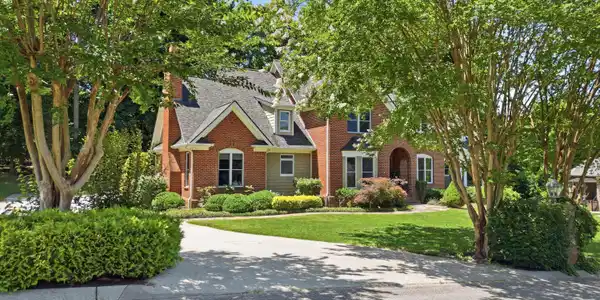 Image 3: Exterior