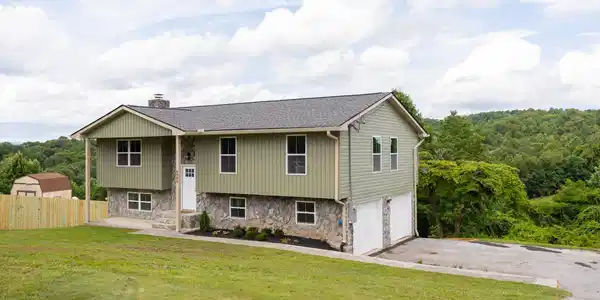 Image 4: 6909SandyCoveDr-3