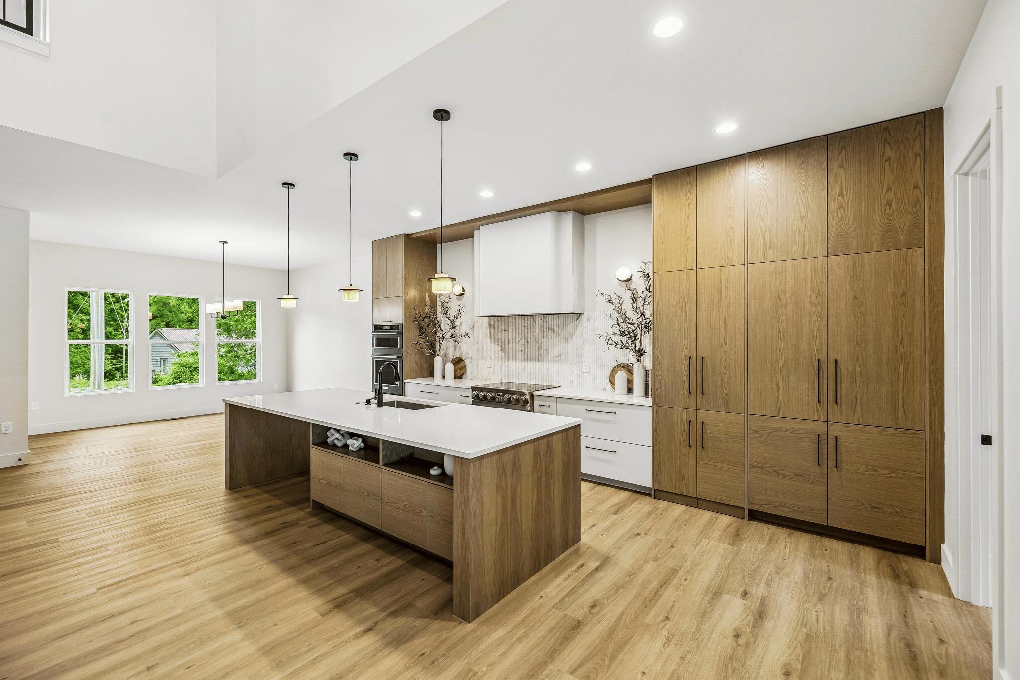 Image 4: KITCHEN WITH DINING ROOM VIEW