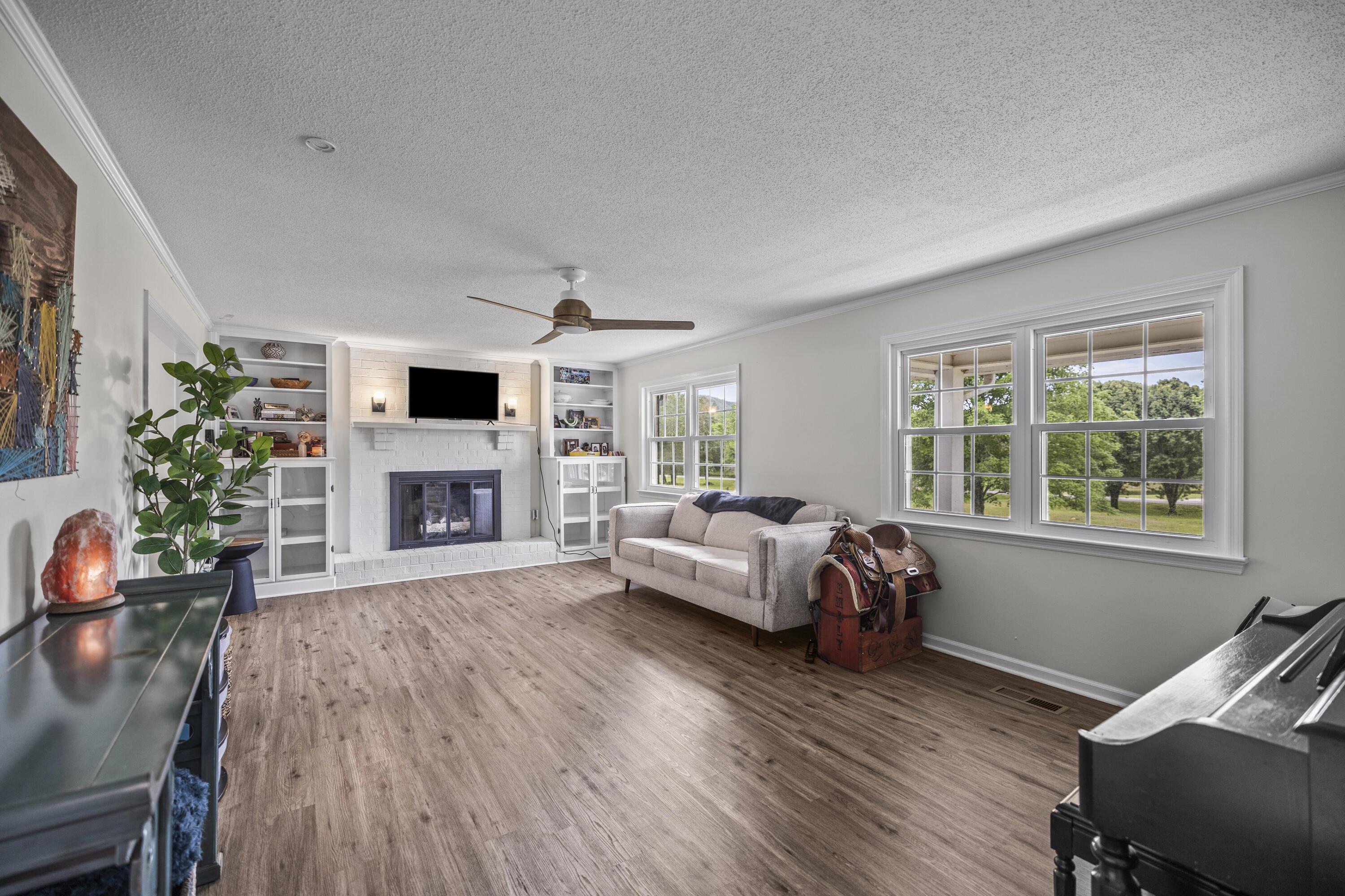 Image 4: Living room