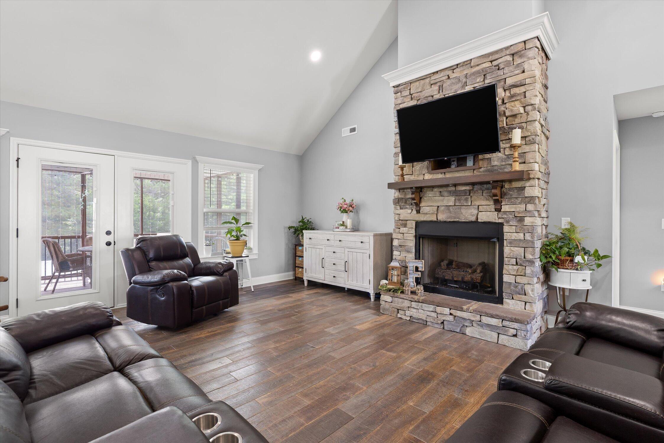 Image 2: 43-72 Farm View Cir-7