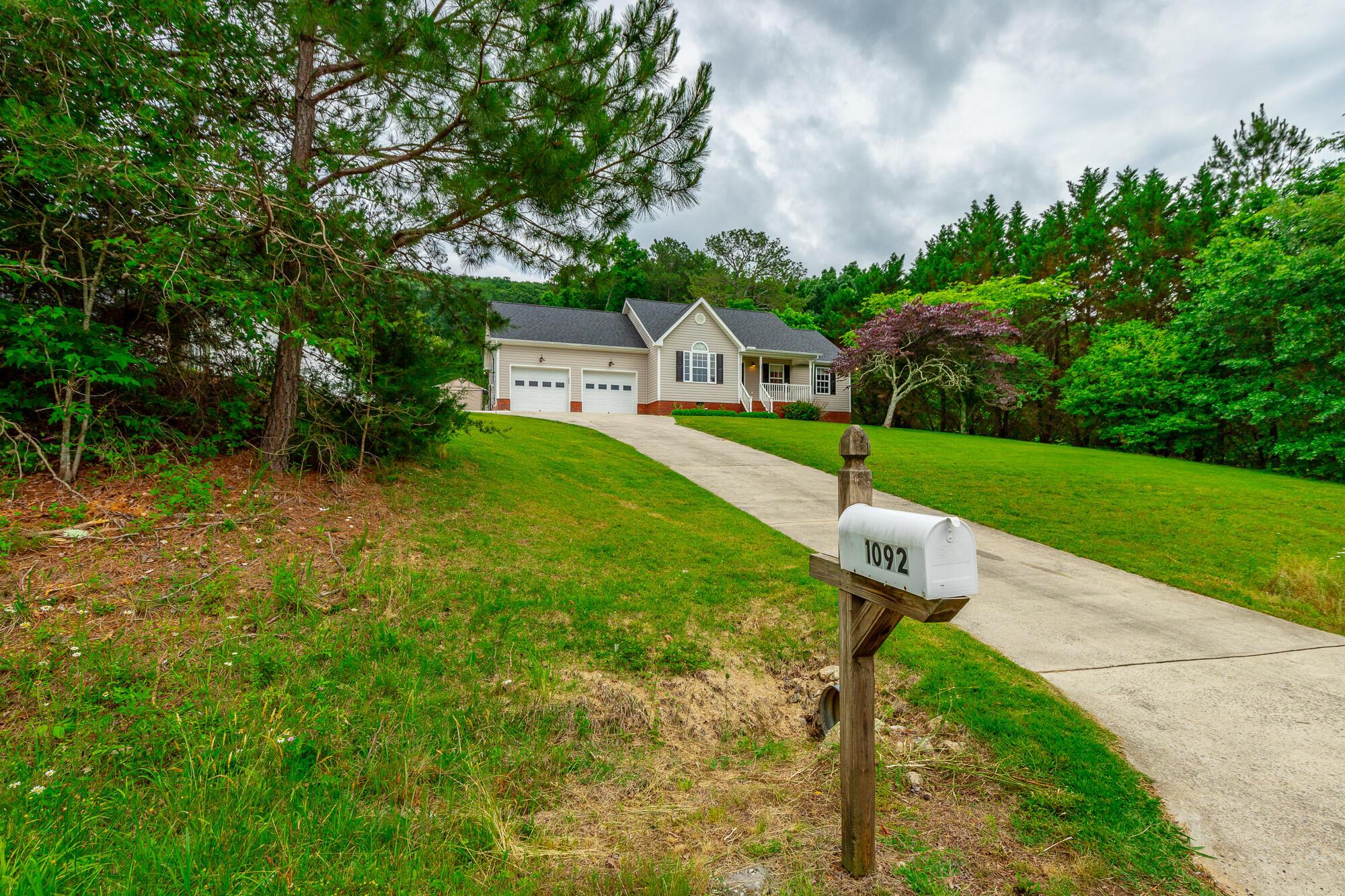 Image 2: 1092 Beaumont Road HD-2