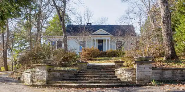 900 Avon Place
