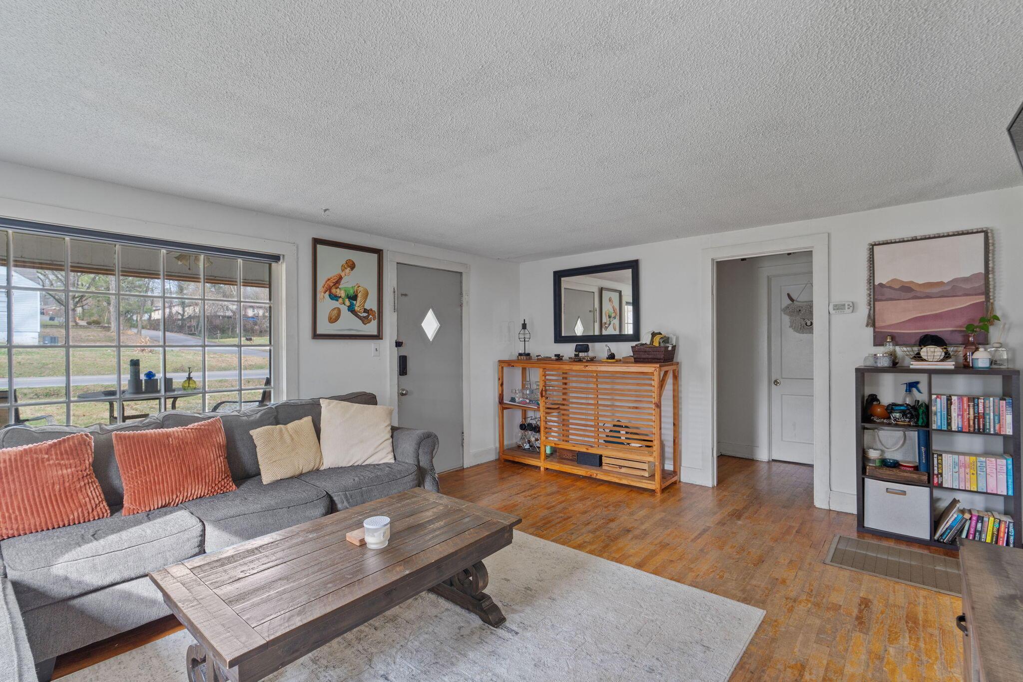 Image 3: 5-web-or-mls-910 Georgetown Rd-Dustin S-