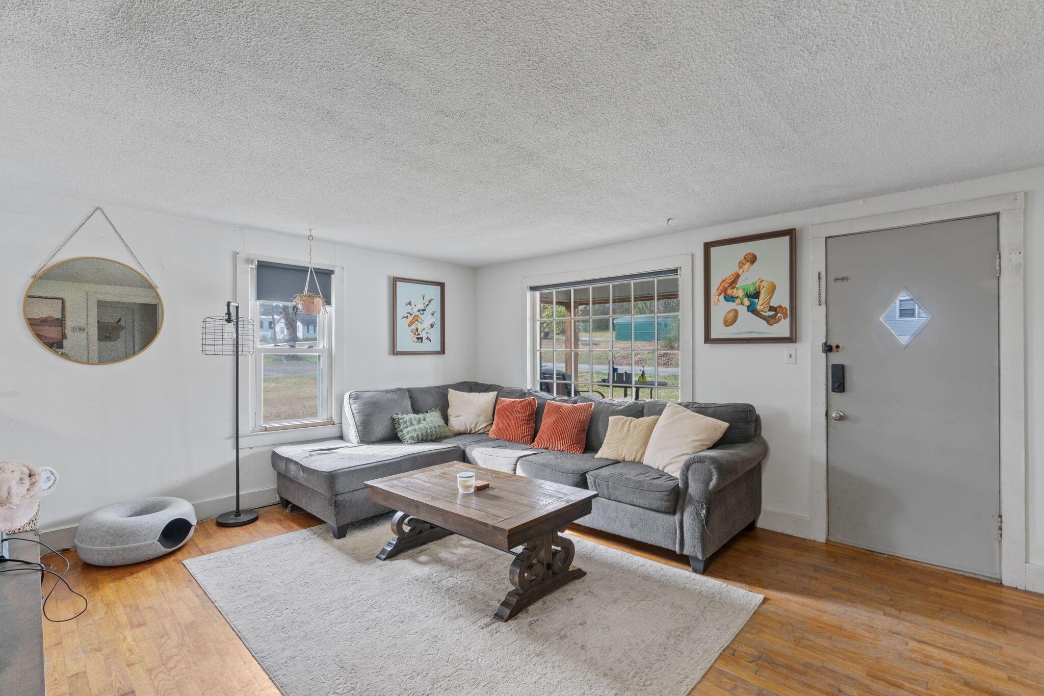 Image 4: 6-web-or-mls-910 Georgetown Rd-Dustin S-