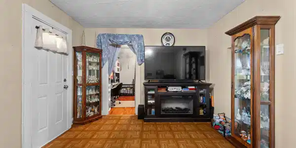 Image 4: 24-web-or-mls-DSC_3971