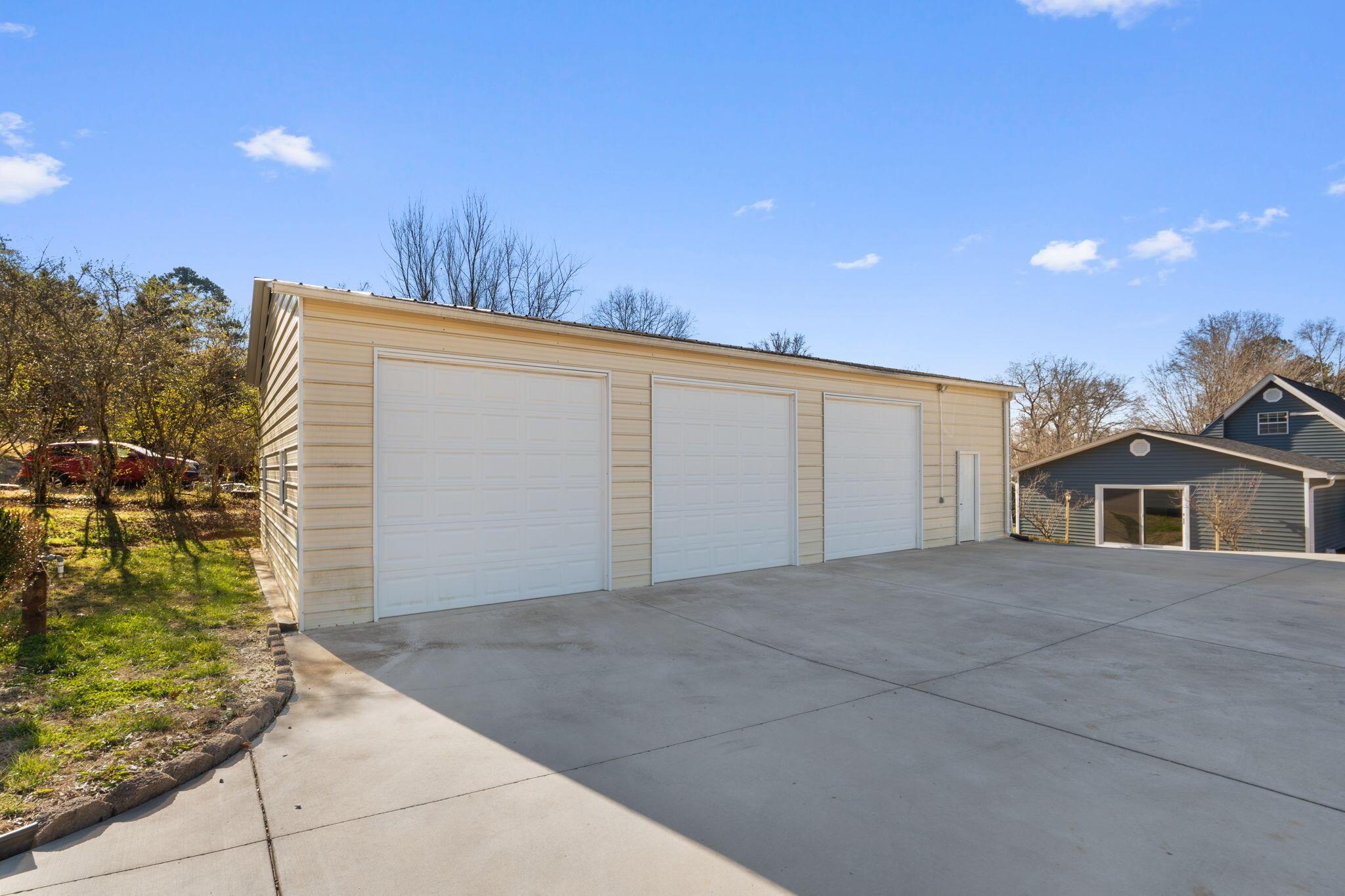 Image 4: 3 Car Garage with Workshop