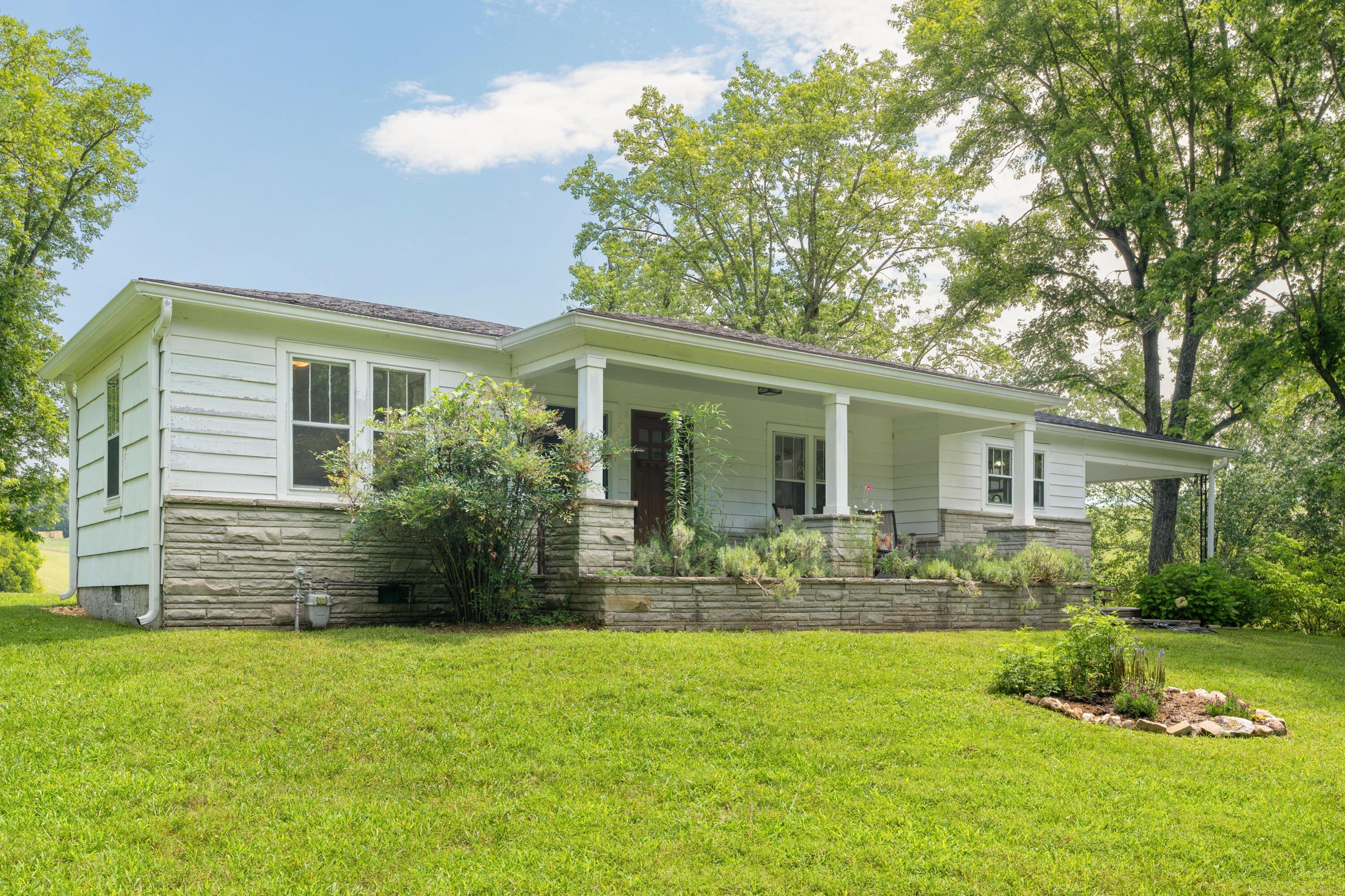 Image 3: 25 - 919 John Burch - Exterior