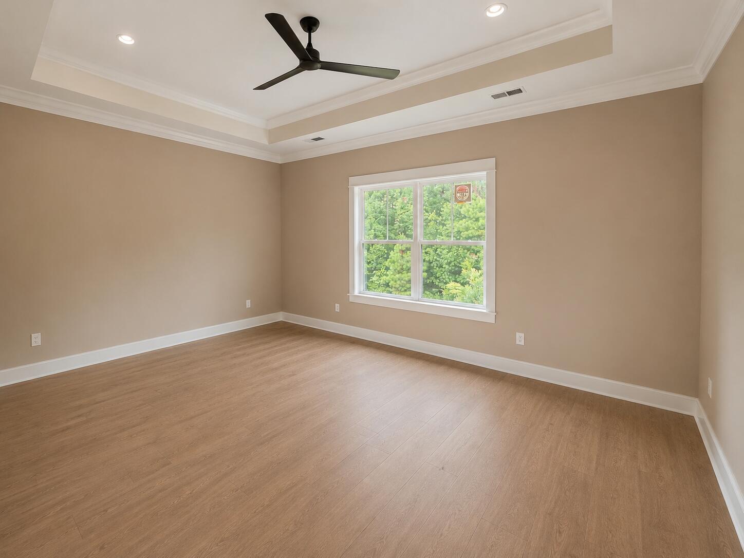 Image 4: Bedroom