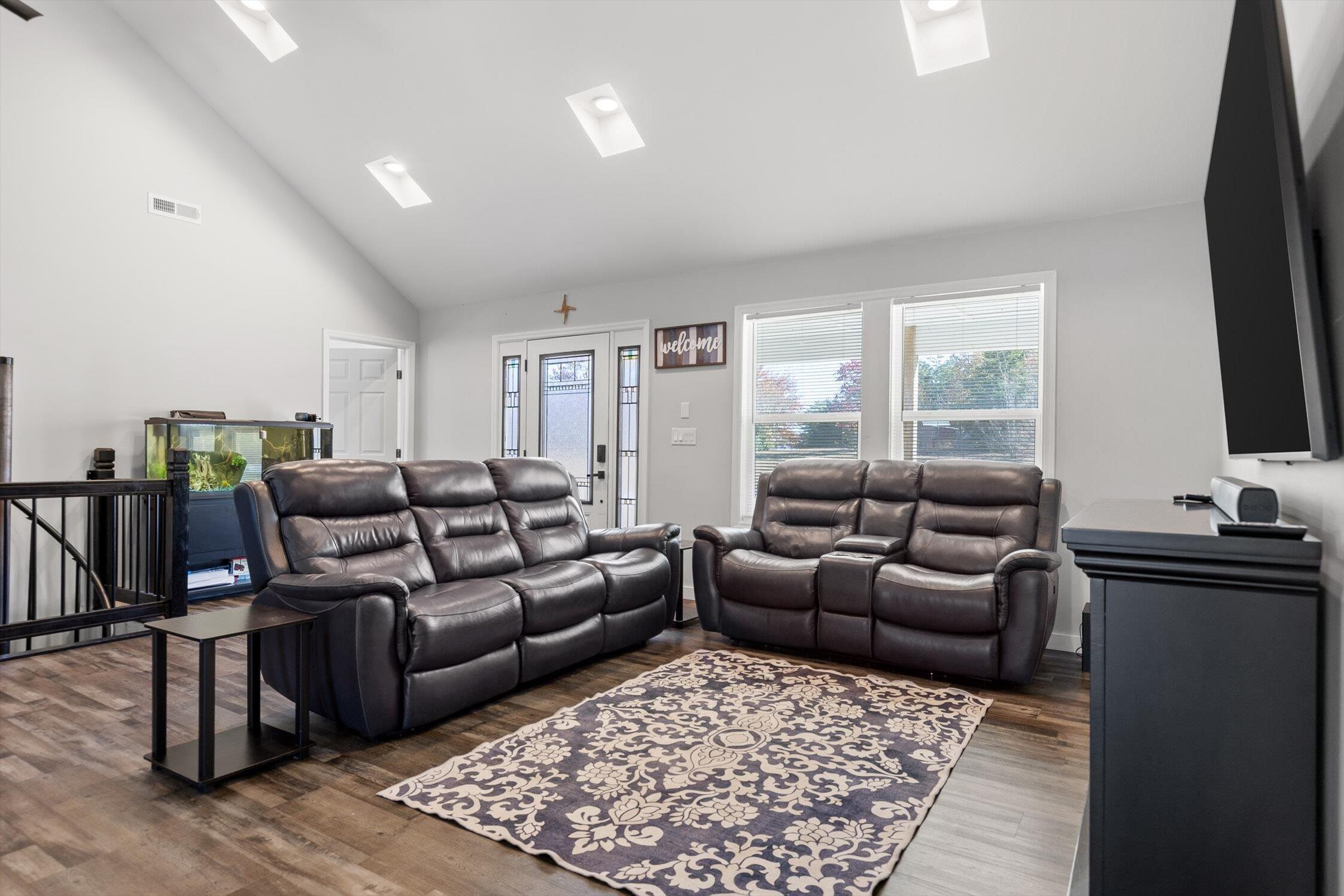 Image 2: 23-Deer Run-22