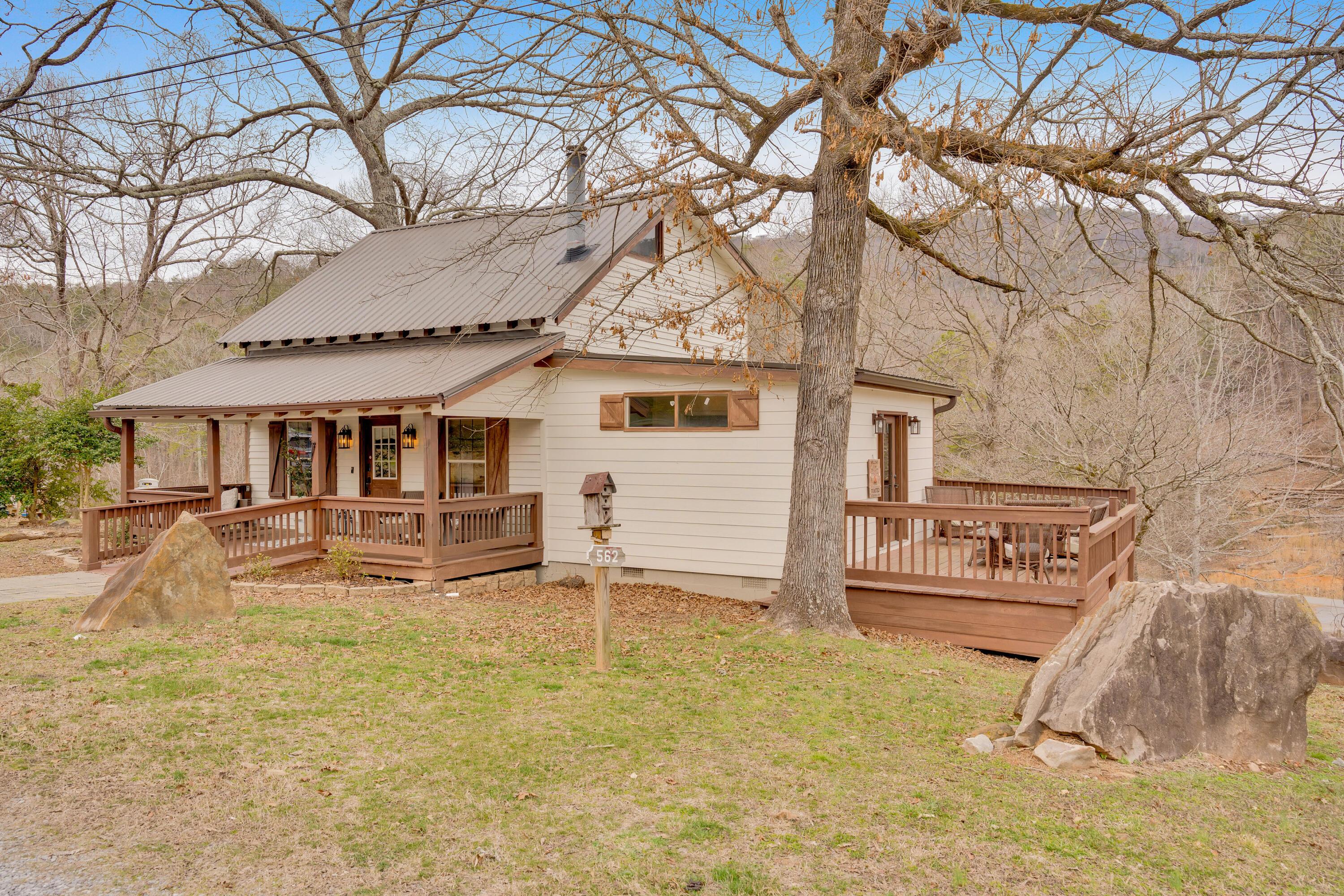 Image 2: 562 Lakeview Dr-High-Res-Photos-17