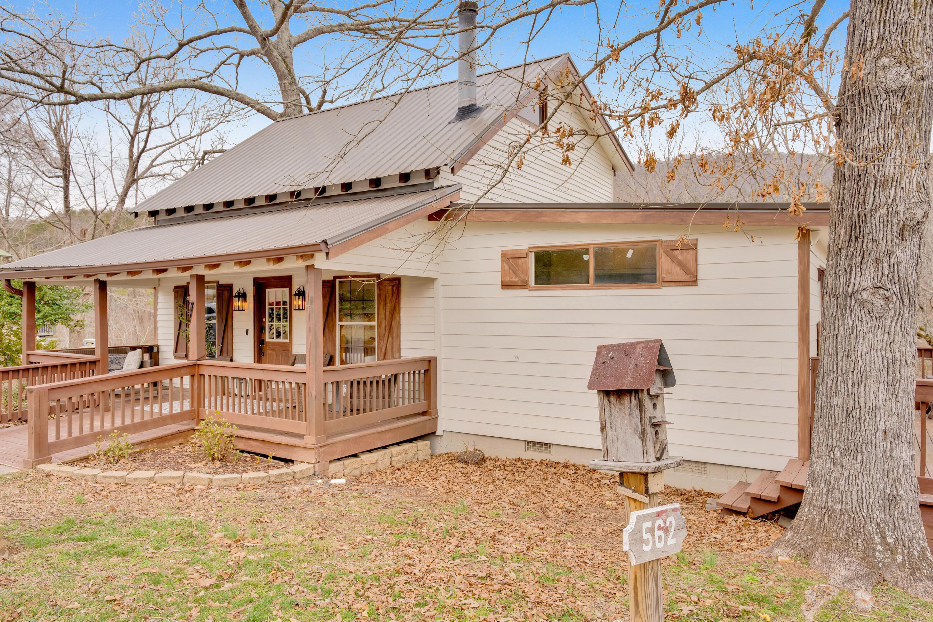 Image 3: 562 Lakeview Dr-High-Res-Photos-18