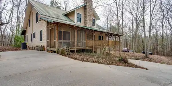 547 Hughes Road SE