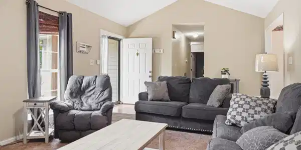 Image 2: 3