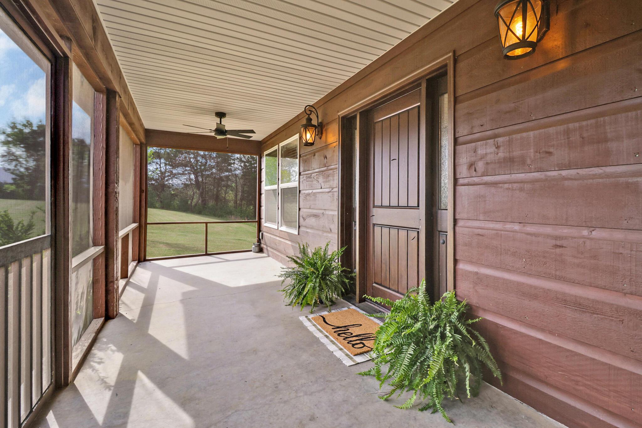Image 3: Front Screen Patio