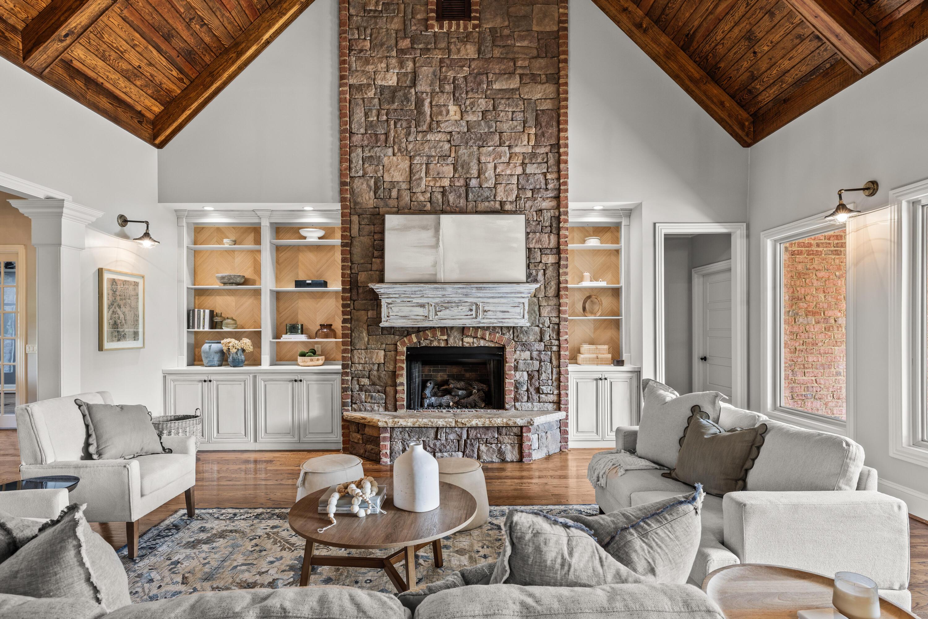 Image 4: Living Room