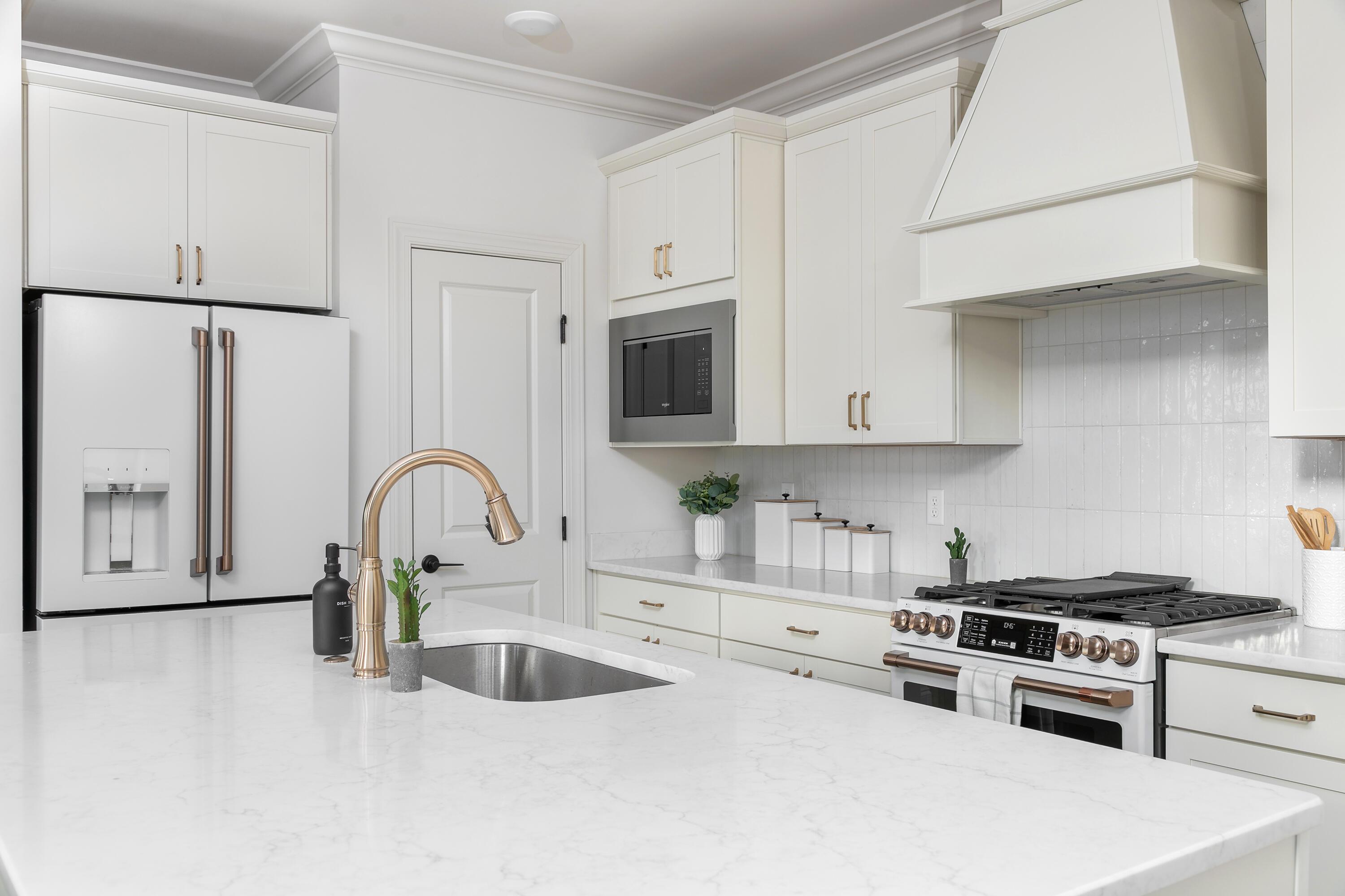 Image 4: Kitchen