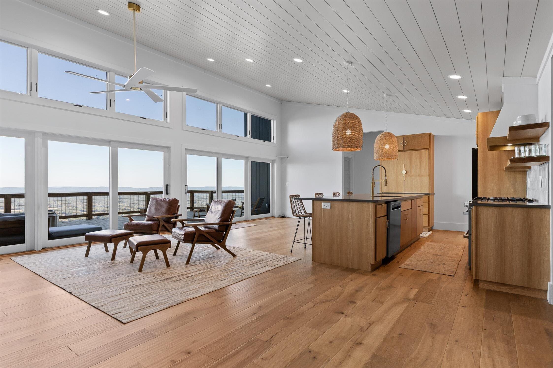 Image 4: 895 Hidden Brow Rd